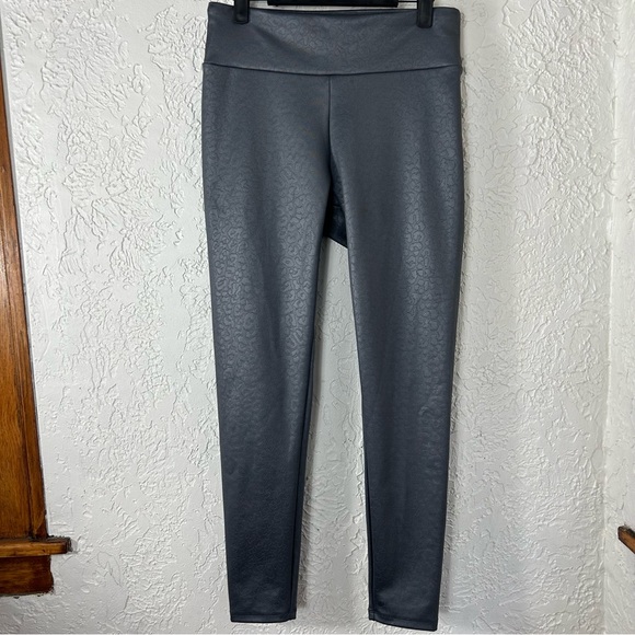 EXPRESS | Faux Leather Cheetah Print Leggings - Picture 3 of 13